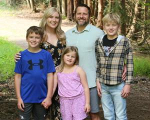 Everett Sales Chain District Manager Nate Thomason, with his family